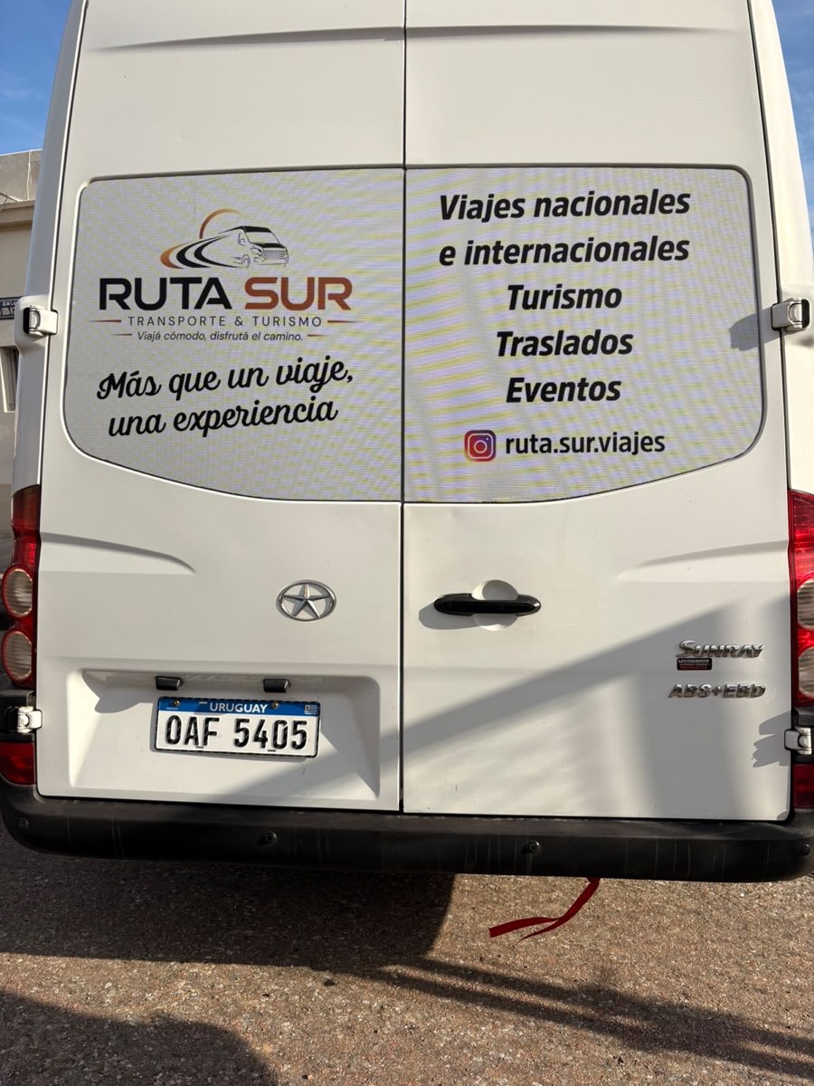 Cartel New Creta en vidrio de auto